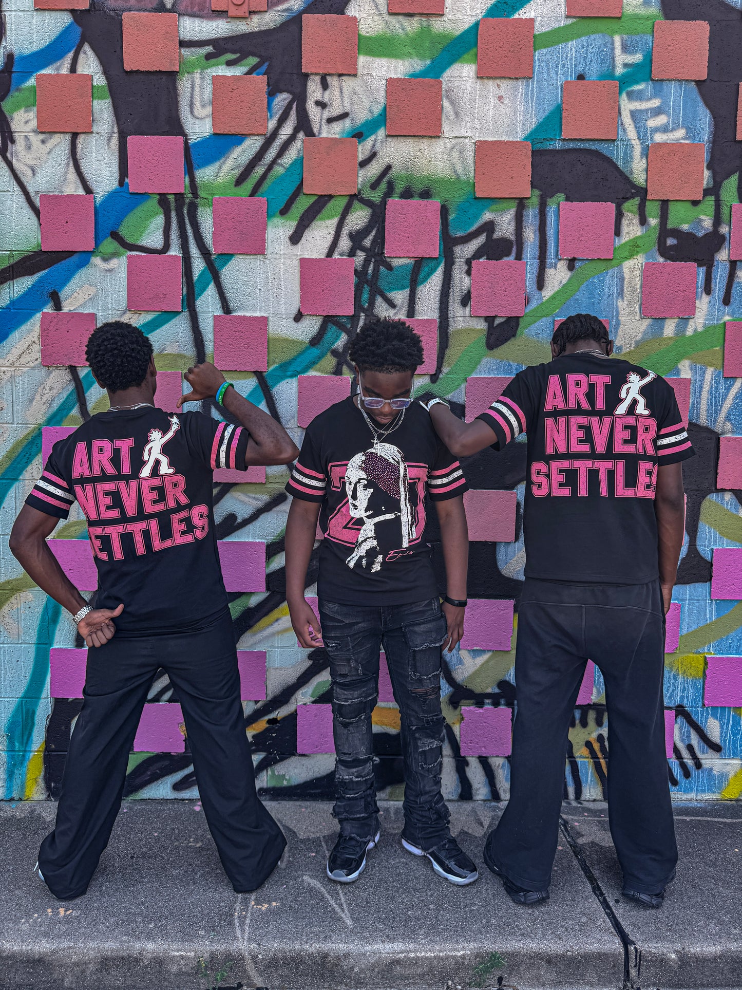 ART NEVER SETTLES TEE