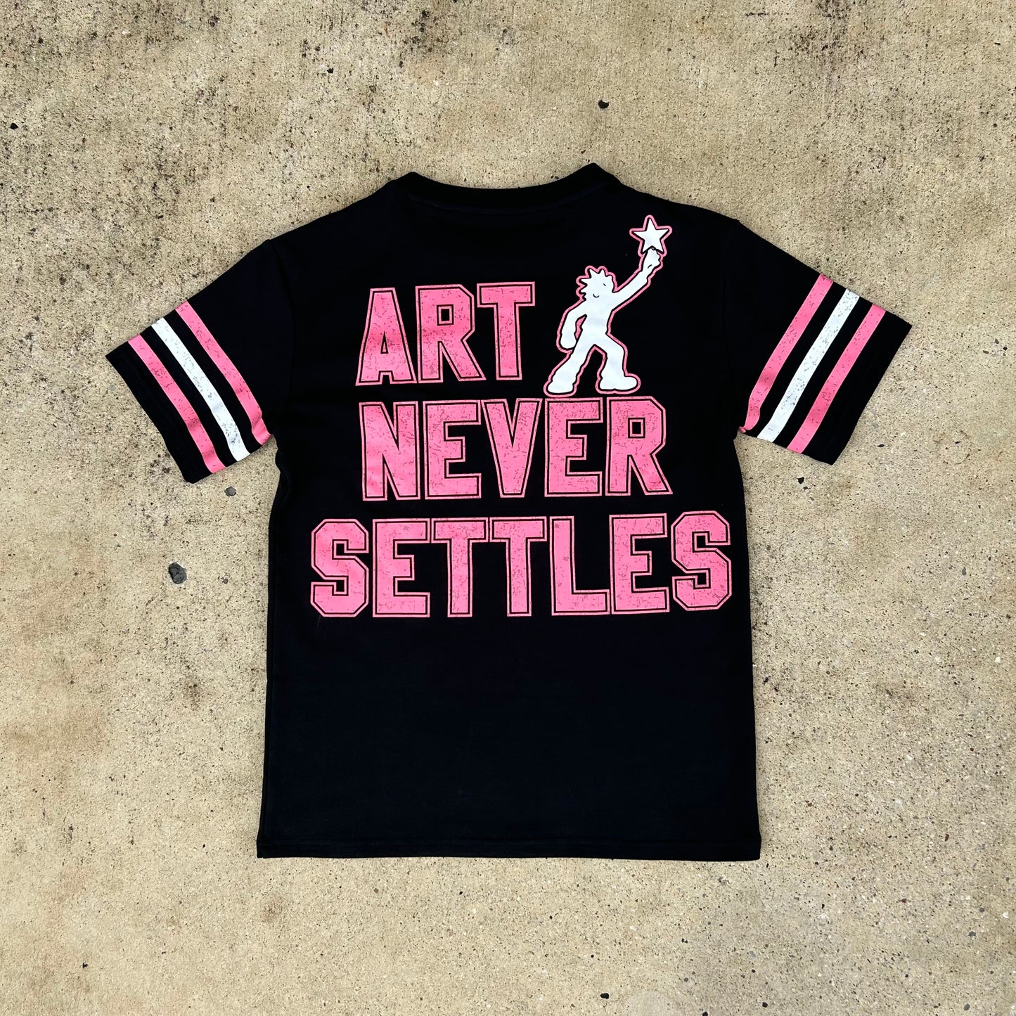 ART NEVER SETTLES TEE