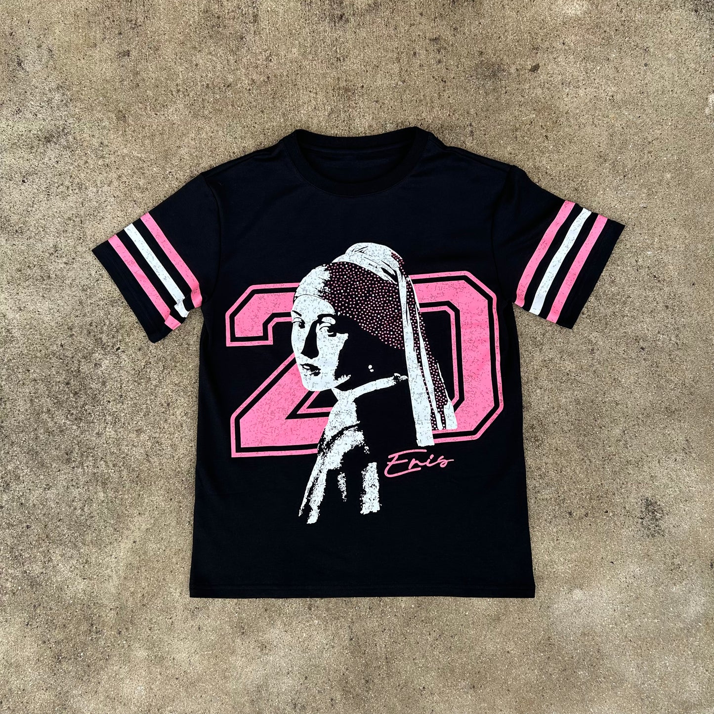 ART NEVER SETTLES TEE